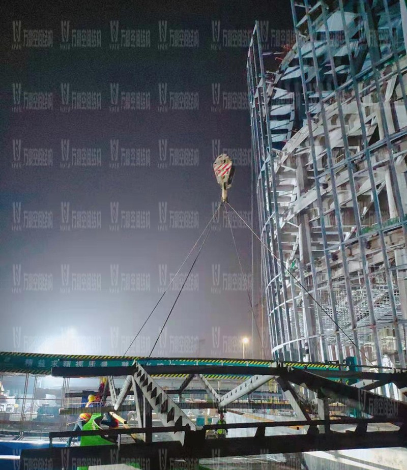 紹興國際會(huì)展中心一期B區(qū)會(huì)議中心PTFE膜結(jié)構(gòu)工程火熱拼裝、吊裝中