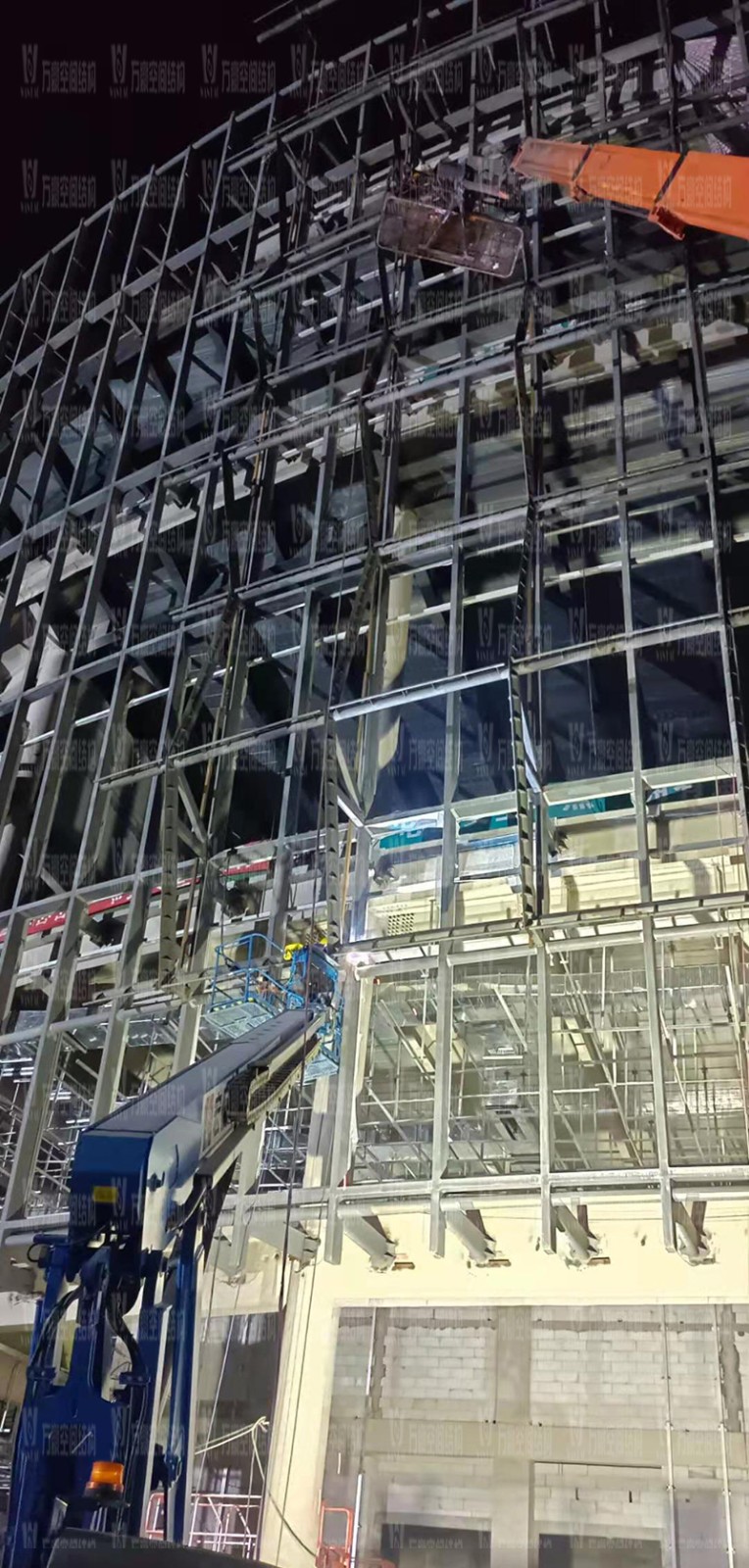 紹興國際會(huì)展中心一期B區(qū)會(huì)議中心PTFE膜結(jié)構(gòu)工程火熱拼裝、吊裝中