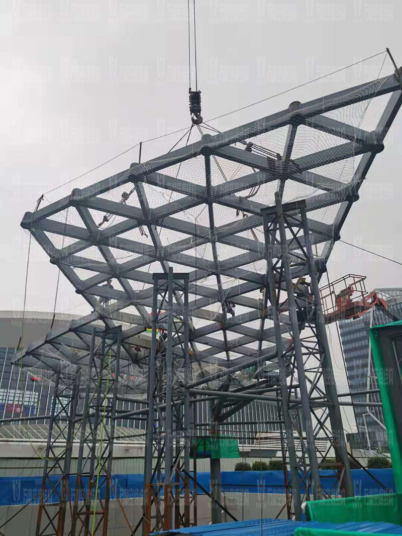 滬通鐵路張家港站地方配套工程站前西側旅客集散區蝴蝶造型天幕工程進入鋼結構吊裝階段