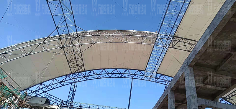 內(nèi)蒙能源長城五礦選煤廠鋼骨架膜棚建設(shè)項目膜結(jié)構(gòu)安裝中 內(nèi)蒙能源長城五礦選煤廠鋼骨架膜棚建設(shè)項目膜結(jié)構(gòu)安裝中