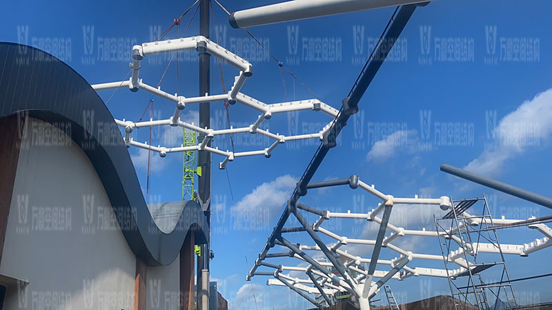 樂清鐵定溜溜樂園膜結構工程商業街網殼吊裝中