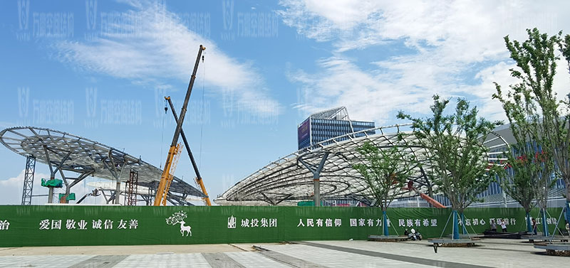滬通鐵路張家港站地方配套工程站前西側旅客集散區蝴蝶造型天幕工程4片翅膀全部吊裝結束