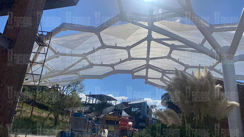 樂清鐵定溜溜樂園商業街蜂窩狀ETFE膜結構工程膜結構安裝中