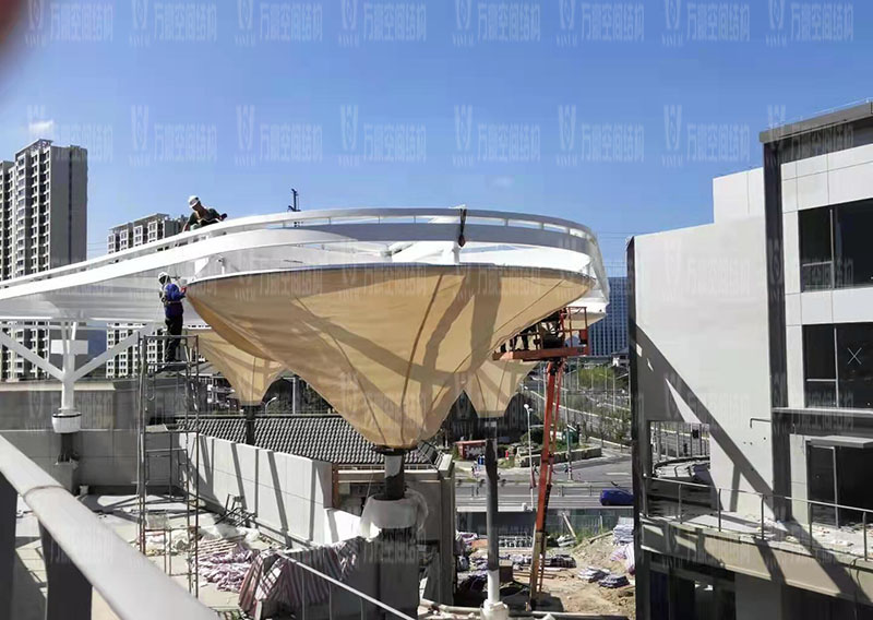 臺州大板橋ETFE氣枕天幕項(xiàng)目膜結(jié)構(gòu)安裝中 臺州大板橋ETFE氣枕天幕項(xiàng)目膜結(jié)構(gòu)安裝中