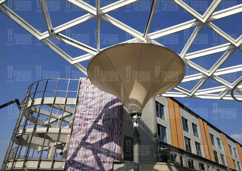 臺州大板橋ETFE氣枕天幕項(xiàng)目膜結(jié)構(gòu)安裝中 臺州大板橋ETFE氣枕天幕項(xiàng)目膜結(jié)構(gòu)安裝中