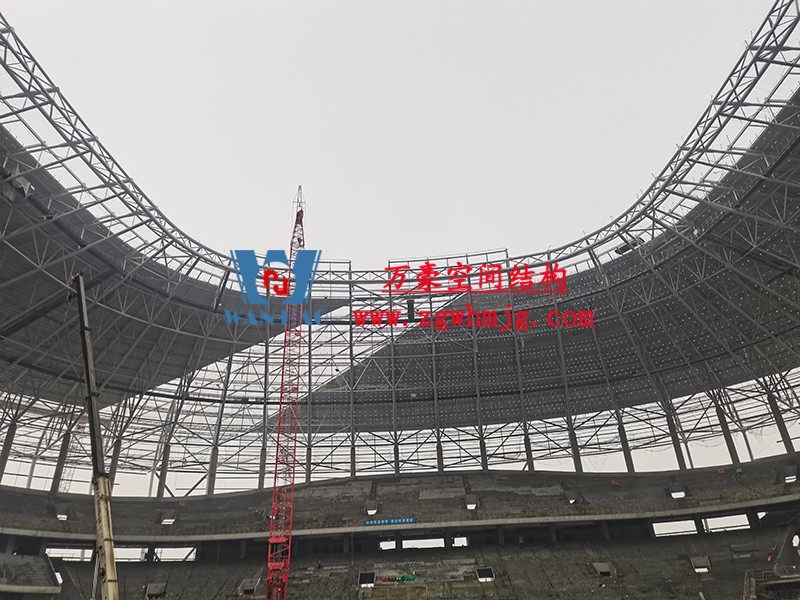 重慶龍興足球場(chǎng)ETFE屋面膜結(jié)構(gòu)工程屋面鋼結(jié)構(gòu)完成，膜結(jié)構(gòu)安裝中