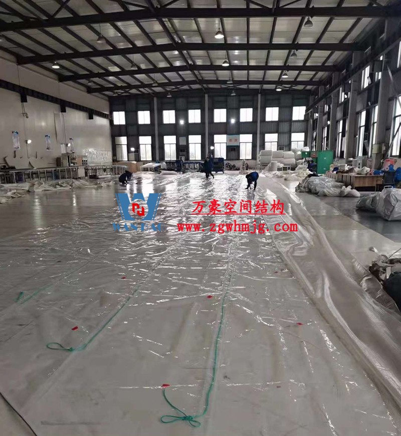 重慶龍興足球場(chǎng)ETFE屋面膜結(jié)構(gòu)工程屋面鋼結(jié)構(gòu)完成，膜結(jié)構(gòu)安裝中