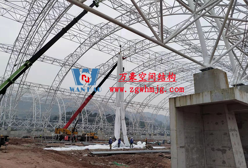 四川高興煤炭儲備基地建設項目鋼結構接近尾聲，膜結構開始安裝