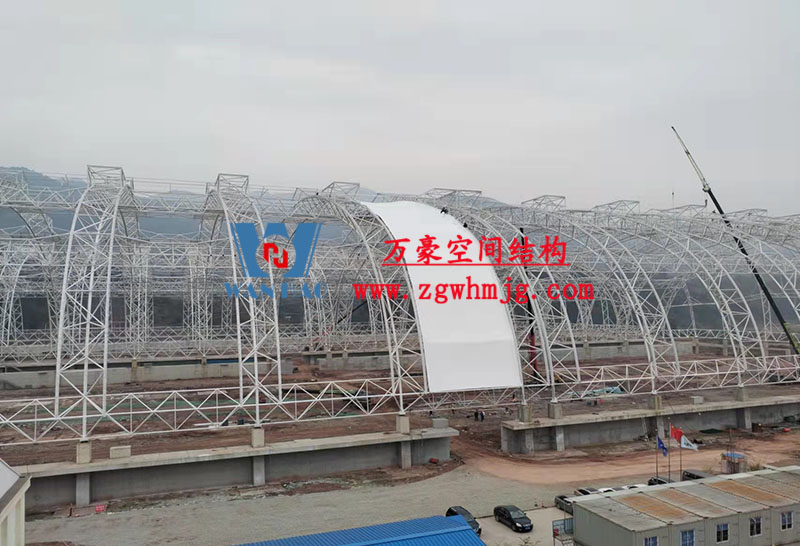 四川高興煤炭儲備基地建設項目鋼結構接近尾聲，膜結構開始安裝