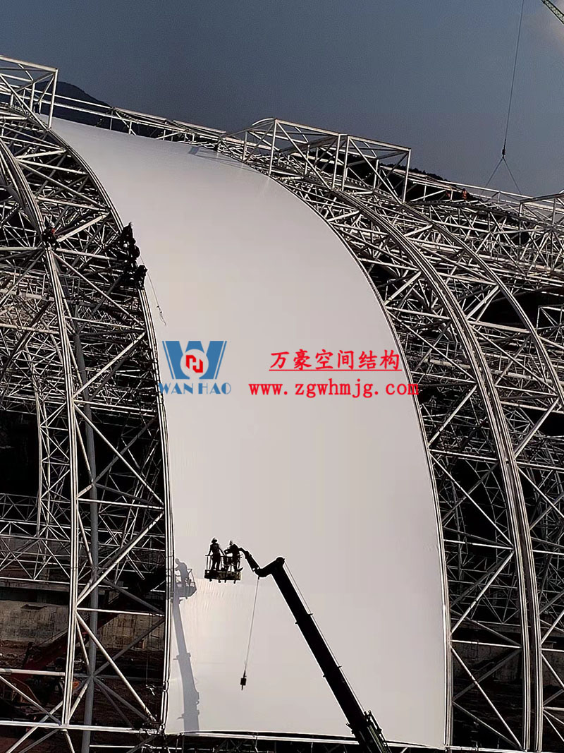 四川高興煤炭儲備基地建設項目鋼結構接近尾聲，膜結構開始安裝