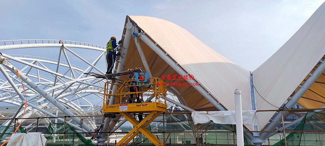 施工加速，這個PTFE膜結(jié)構(gòu)天幕即將完工！