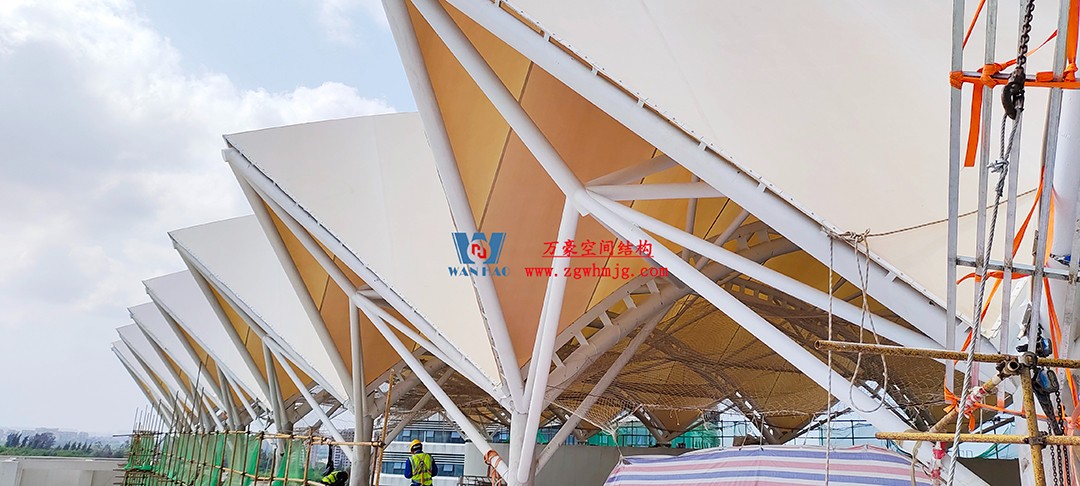 施工加速，這個PTFE膜結(jié)構(gòu)天幕即將完工！