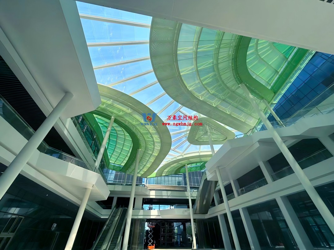 在中庭種一片鋼膜結構的“森谷” 在中庭種一片鋼膜結構的“森谷”