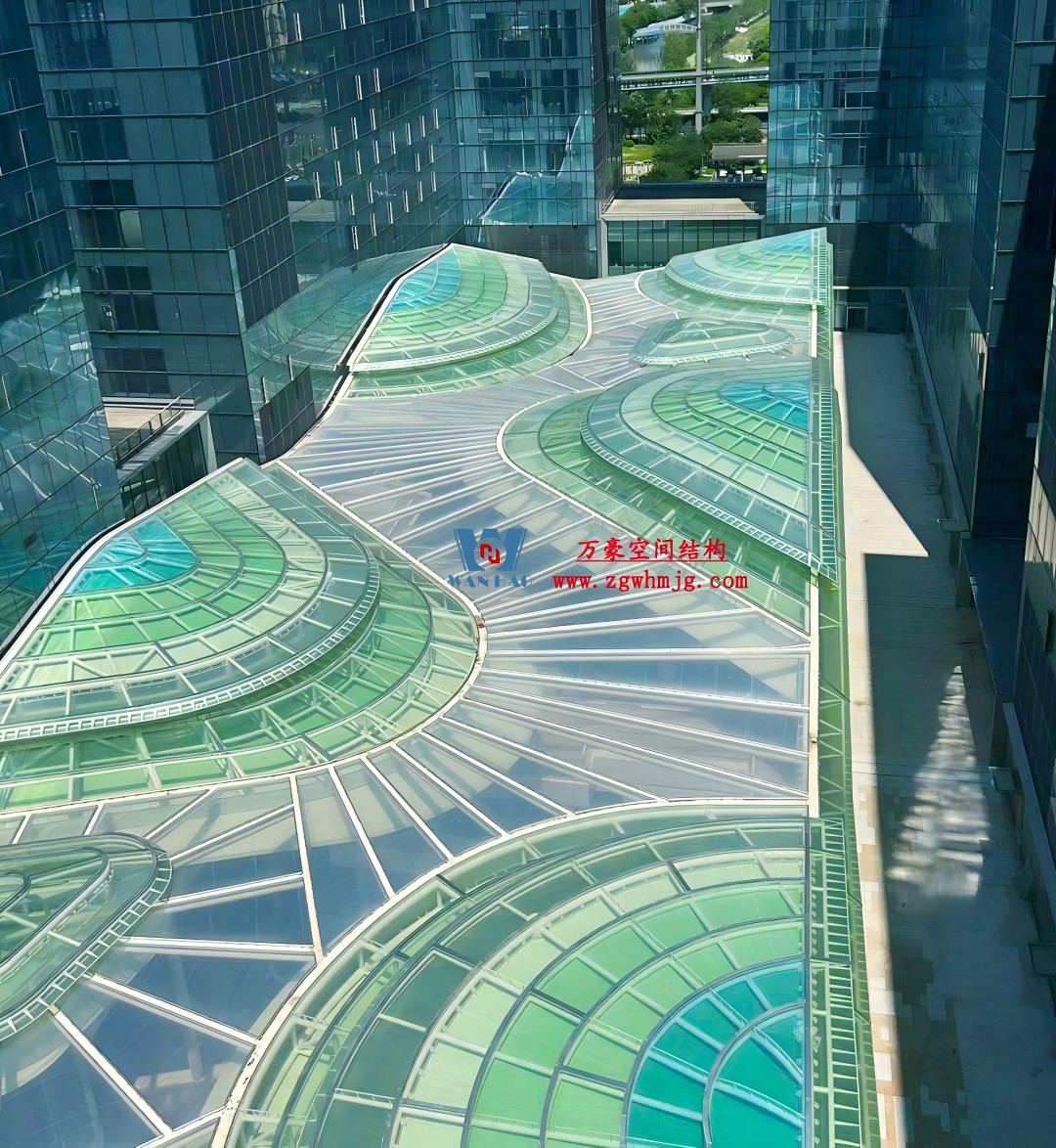 在中庭種一片鋼膜結構的“森谷” 在中庭種一片鋼膜結構的“森谷”