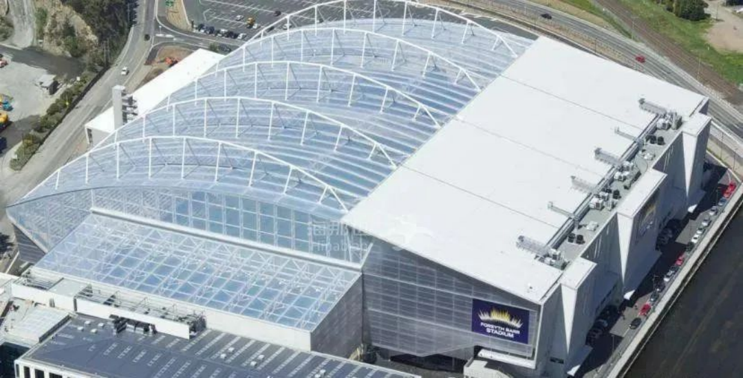 屋頂下生長著天然草皮的永久封閉式體育場 屋頂下生長著天然草皮的永久封閉式體育場