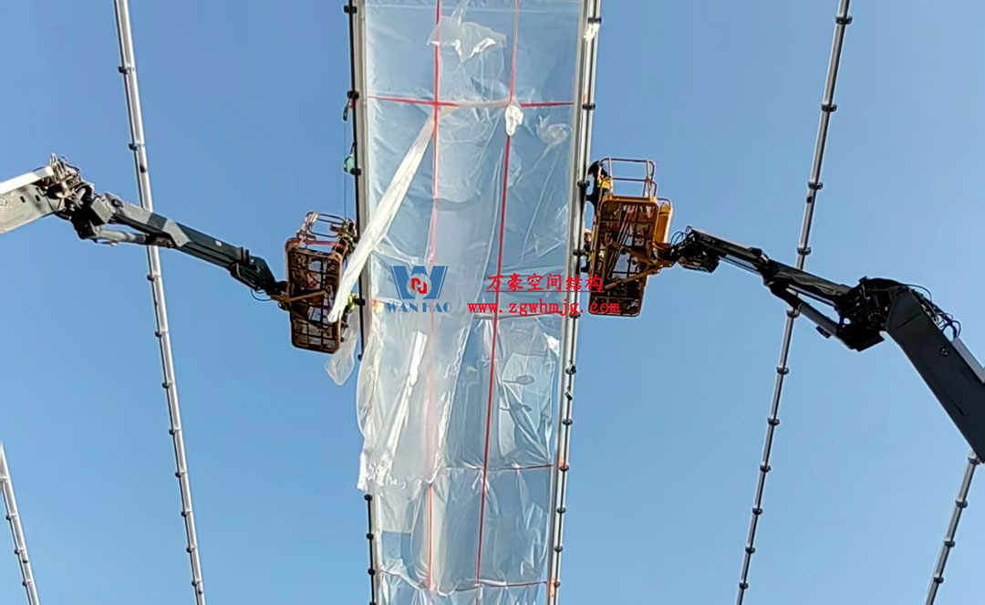 無錫奧體中心體育場(chǎng)ETFE膜首吊成功，太湖畔將閃耀“生態(tài)之光”