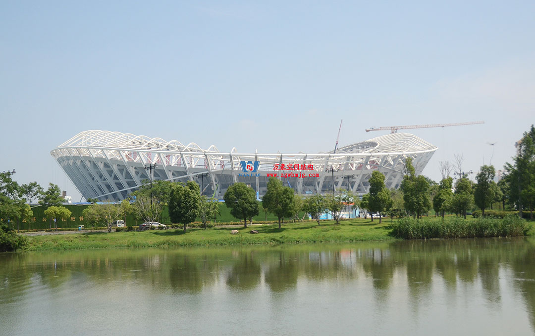 無錫奧體中心體育場(chǎng)ETFE膜首吊成功，太湖畔將閃耀“生態(tài)之光”