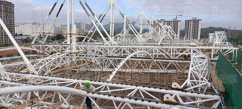 汕尾市體育中心（一期）工程田徑場膜結構項目鋼結構接近尾聲