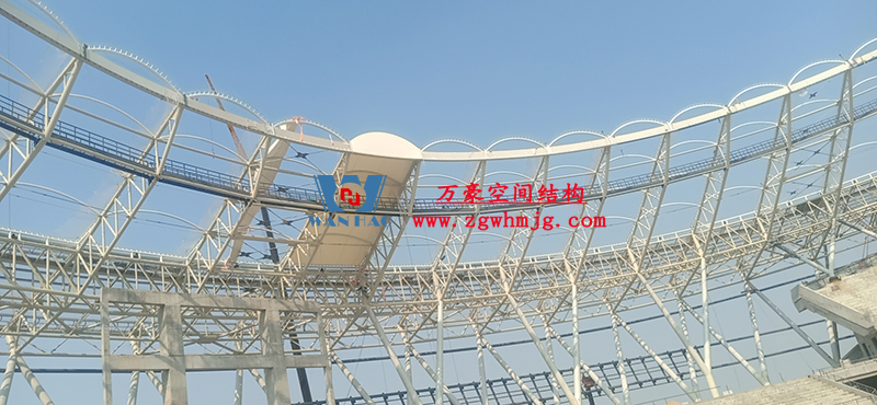 襄陽奧體中心膜結構工程鋼結構接近尾聲，膜結構開始安裝